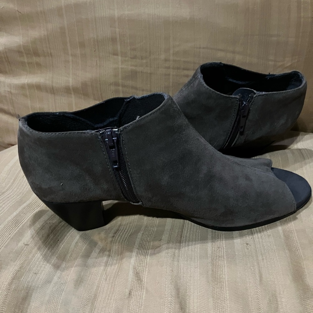 Munro Charcoal Suede Ankle Booties open toed